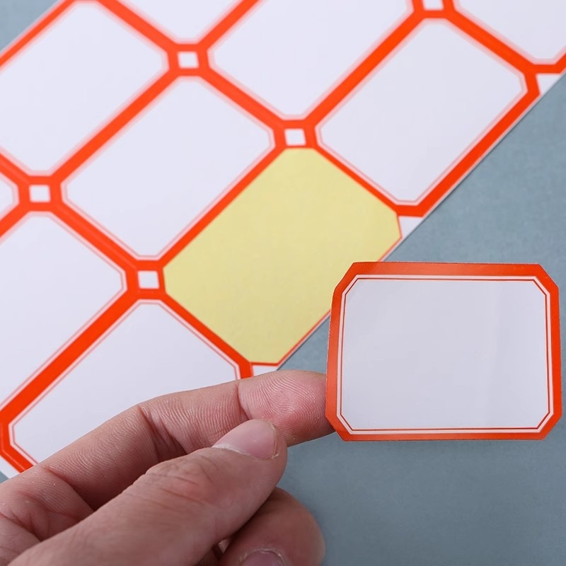 Etichete autocolante pentru preț și nume, dreptunghiulare, cod produs 913, material: hârtie specială autoadezivă, adeziv topit la cald, cu hârtie de susținere.