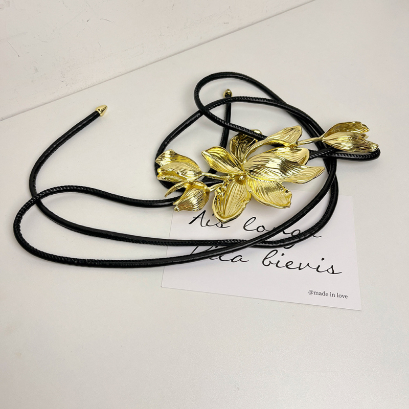 Ženski kaiš za struk s dekorativnim cvijetom, retro stil, tanak kaiš od umjetne kože, kopča od legiranog metala s glatkim zatvaranjem, širina ispod 2 cm, INSHOP, proljeće 2024, osobni trend