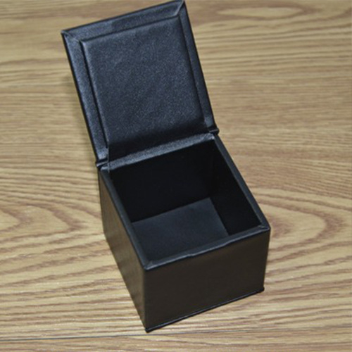 Kožni konferencijski klipbord A4 s jednim klipom – model 666888; Materijal: koža; Tip: jedan klip; Papir veličine A4; Debljina ploče: 10 mm