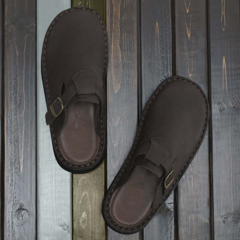 Muške sandale u stilu Birkenstock s zatvorenim prstom i debelim potplatom; gornji dio PU, EVA potplat, uzorak Nappa, proljeće 2025