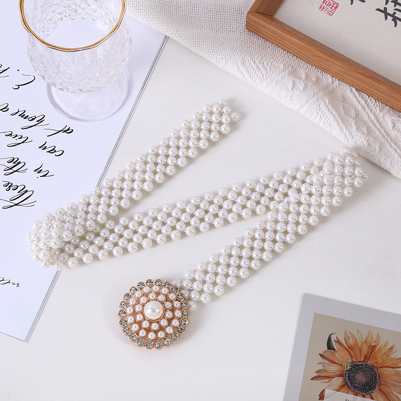 Pojasni lanac s perlama – metalna konstrukcija, svestran stil, duljina 60–80 cm, širina 3,5 cm