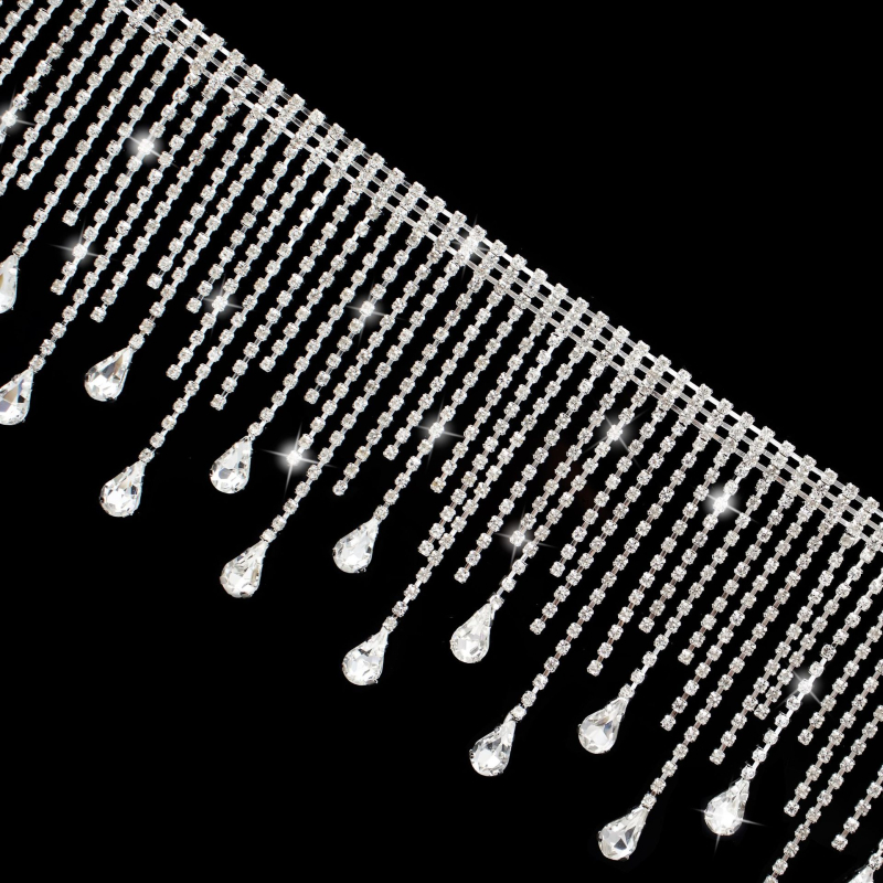 Lanac s rhinestones i resicama u kapljici, staklena ugradnja, kružni dijamantni uzorak, proljeće 2024