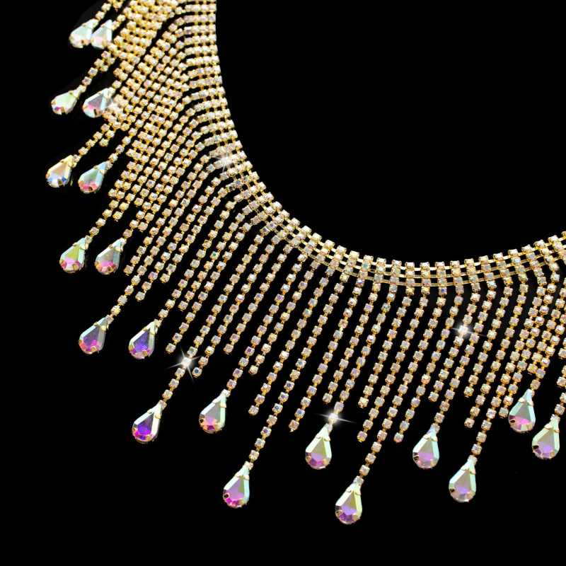Lanac s rhinestones i resicama u kapljici, staklena ugradnja, kružni dijamantni uzorak, proljeće 2024