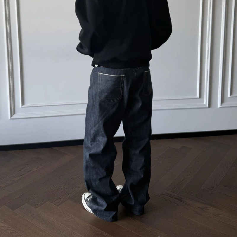 Muške traperice ravnog kroja, poliester denim, srednji pojas, kopčanje na gumbe, mikroelastičnost, zimska sezona