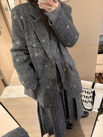 Fustă plisată lungă, din amestec de lână, cu broderie în formă de funda și siluetă oversized pentru iarnă.