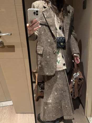 Fustă plisată lungă, din amestec de lână, cu broderie în formă de funda și siluetă oversized pentru iarnă.