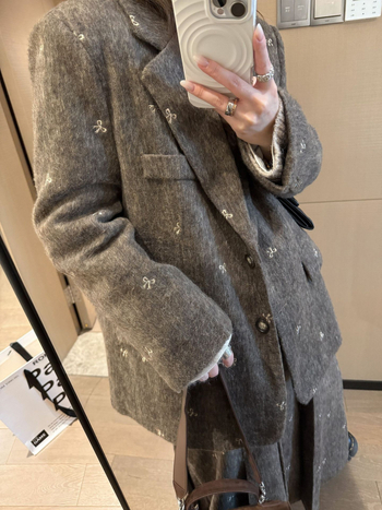 Fustă plisată lungă, din amestec de lână, cu broderie în formă de funda și siluetă oversized pentru iarnă.