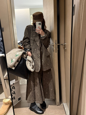 Fustă plisată lungă, din amestec de lână, cu broderie în formă de funda și siluetă oversized pentru iarnă.