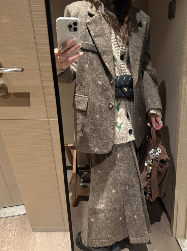 Fustă plisată lungă, din amestec de lână, cu broderie în formă de funda și siluetă oversized pentru iarnă.