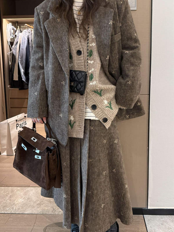 Fustă plisată lungă, din amestec de lână, cu broderie în formă de funda și siluetă oversized pentru iarnă.