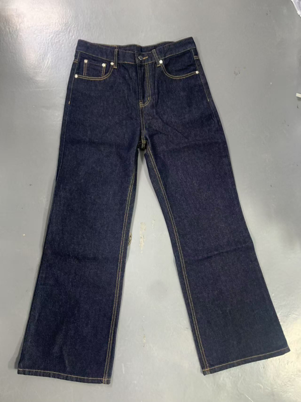 Muške traperice ravnog kroja, srednji struk, zip zatvarač, denim 80% pamuka, prani efekt