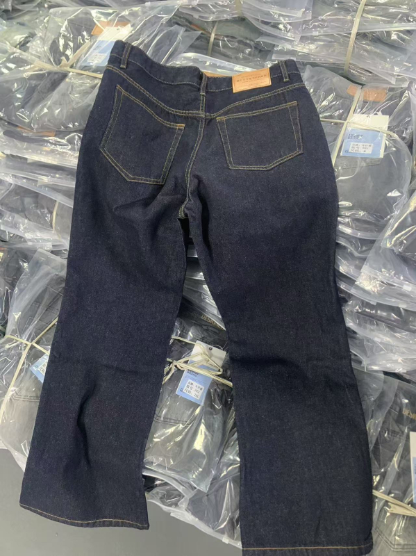 Muške traperice ravnog kroja, srednji struk, zip zatvarač, denim 80% pamuka, prani efekt