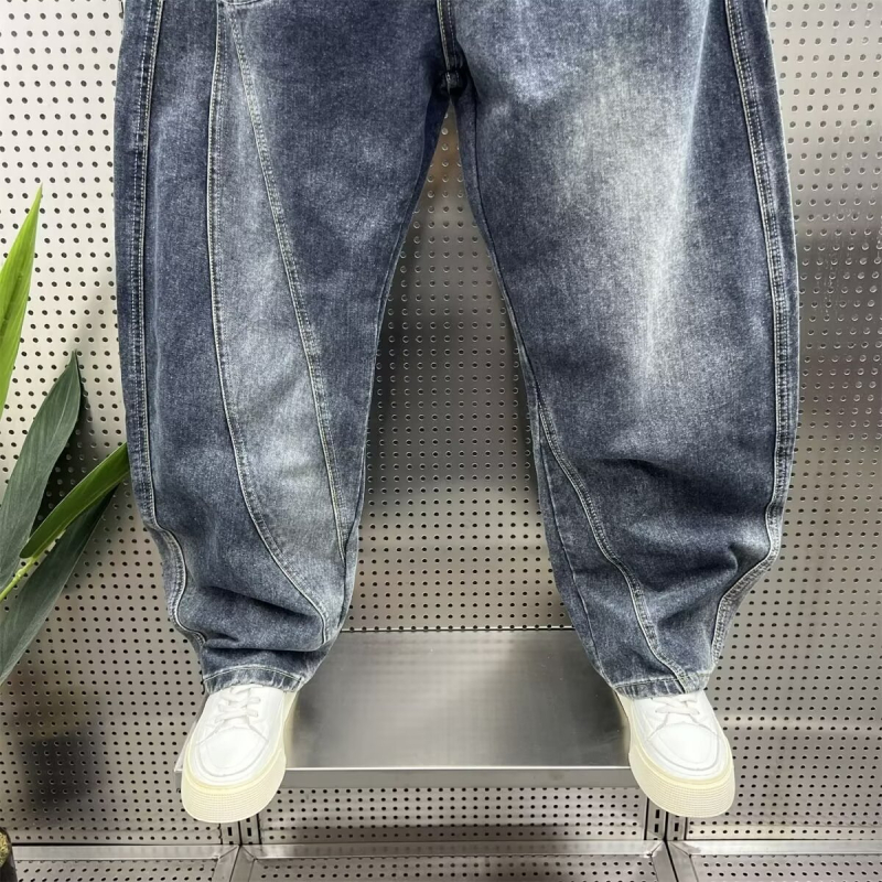 Muške traperice u američkom stilu s izblijedjelim vintage efektom, ravni kroj, visoki struk, zip, gusta tkanina, ručna obrada