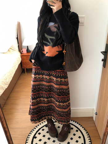 Uska suknja s geometrijskim uzorkom, džepovi i gumbima; srednja duljina; 90–95% poliestera