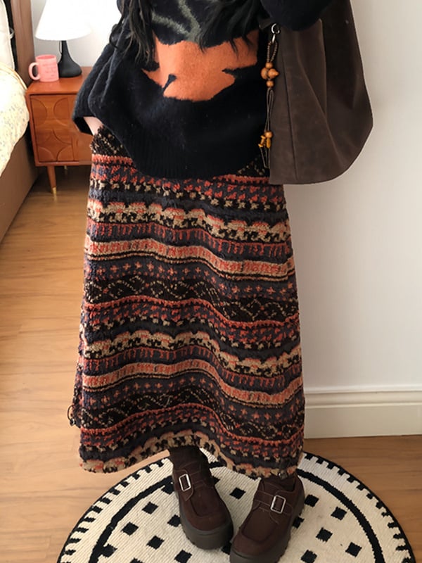 Uska suknja s geometrijskim uzorkom, džepovi i gumbima; srednja duljina; 90–95% poliestera