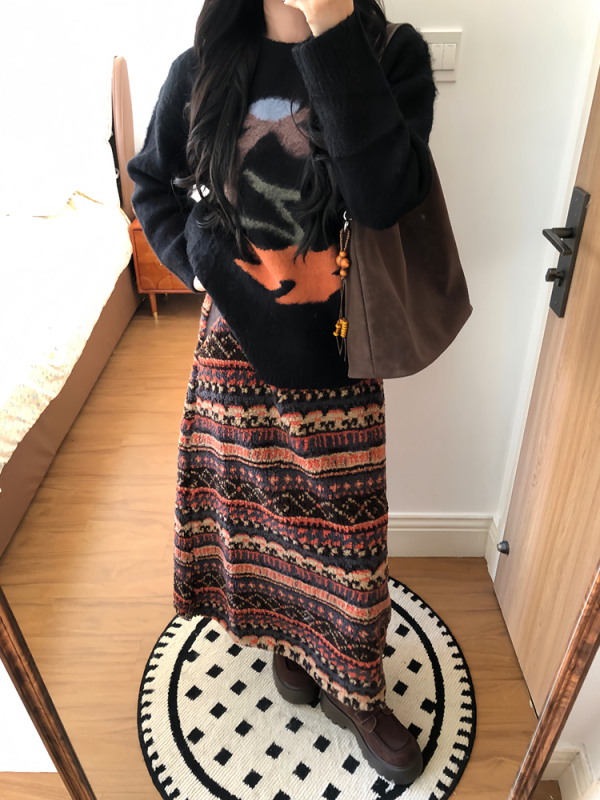 Uska suknja s geometrijskim uzorkom, džepovi i gumbima; srednja duljina; 90–95% poliestera