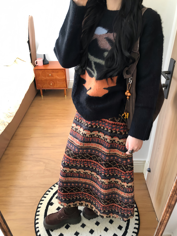 Uska suknja s geometrijskim uzorkom, džepovi i gumbima; srednja duljina; 90–95% poliestera