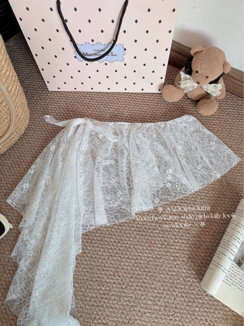 Fustă scurtă, asimetrică, cu broderie florală pe poliester