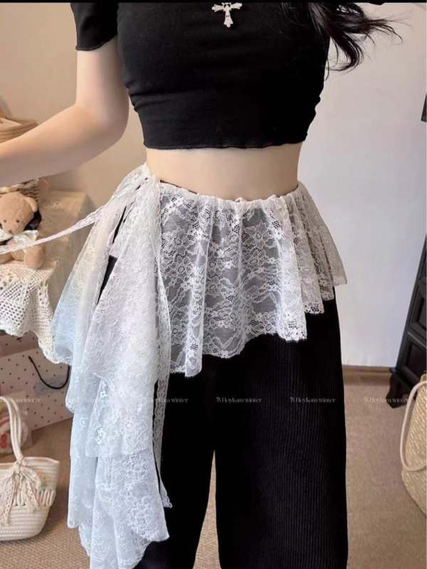 Fustă scurtă, asimetrică, cu broderie florală pe poliester