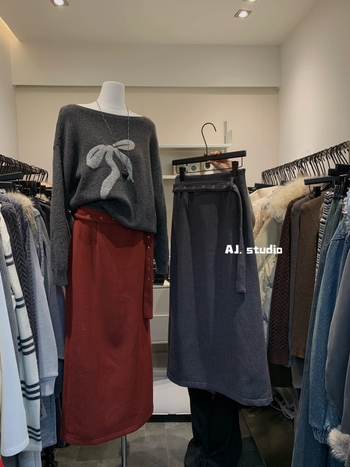 Fustă evazată cu despicătură pe spate și curea cu tinte, lungă, amestec poliester/acril, uni, iarna 2025