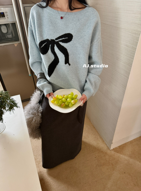 Fustă evazată cu despicătură pe spate și curea cu tinte, lungă, amestec poliester/acril, uni, iarna 2025