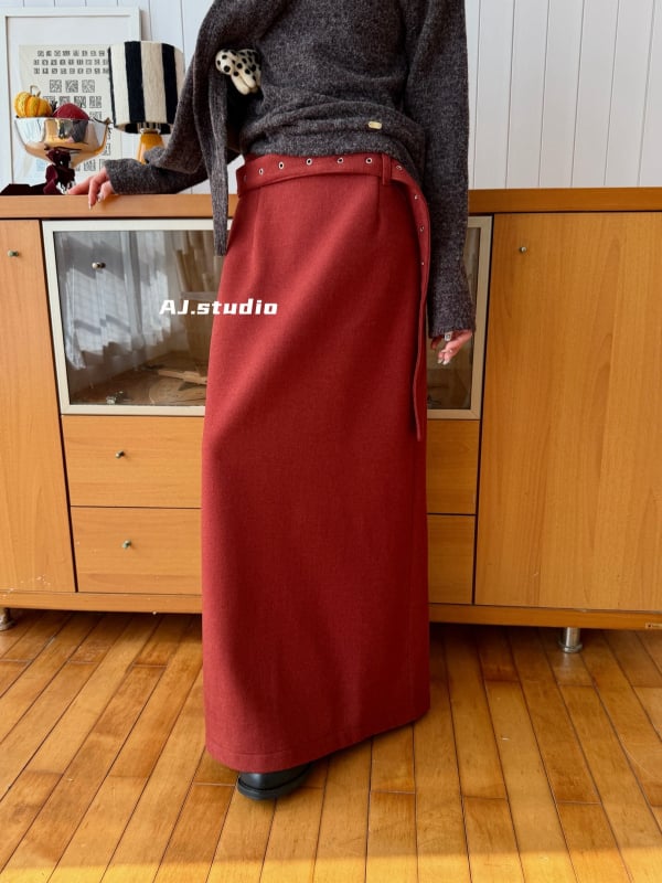 Fustă evazată cu despicătură pe spate și curea cu tinte, lungă, amestec poliester/acril, uni, iarna 2025