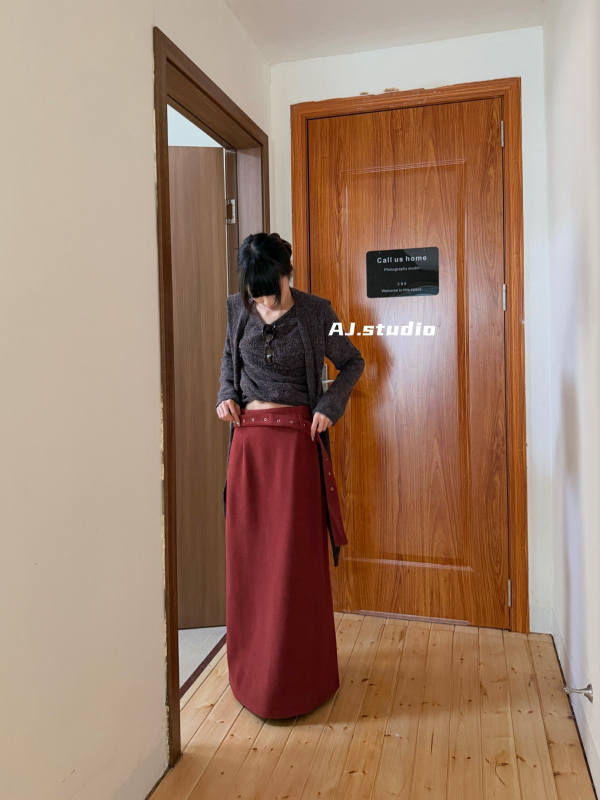 Fustă evazată cu despicătură pe spate și curea cu tinte, lungă, amestec poliester/acril, uni, iarna 2025