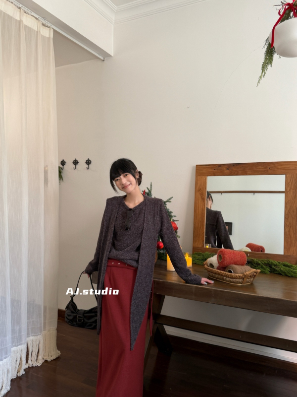 Fustă evazată cu despicătură pe spate și curea cu tinte, lungă, amestec poliester/acril, uni, iarna 2025