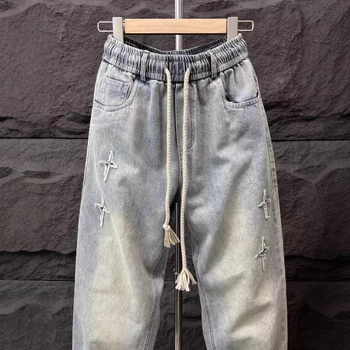 Muške traperice korejskog stila, ravne nogavice, ležernog kroja, vintage izgrebane s patch detaljima, 60% pamuk, mikroelastičnost, srednji struk, kopčanje s vezicom, za sve sezone