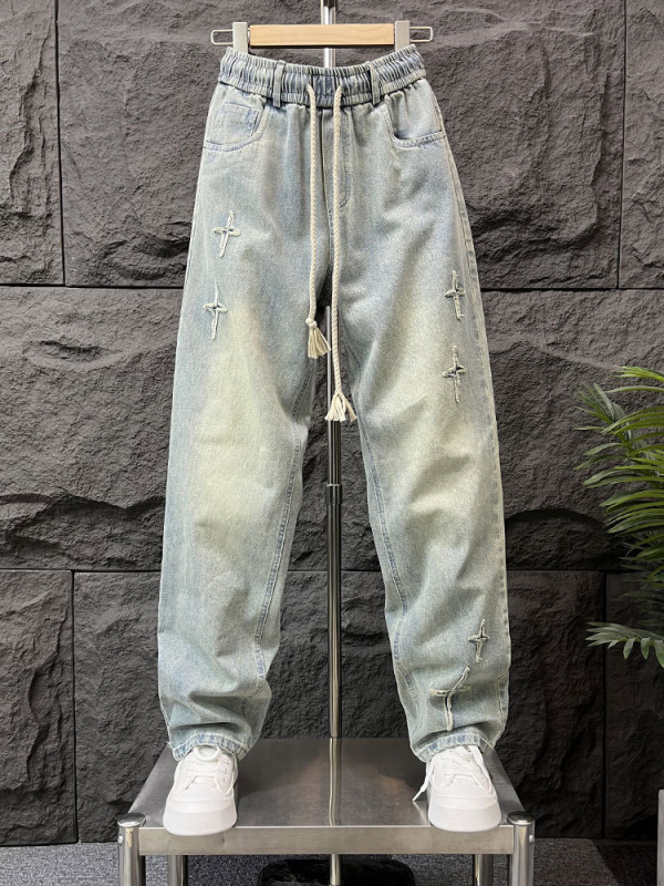 Muške traperice korejskog stila, ravne nogavice, ležernog kroja, vintage izgrebane s patch detaljima, 60% pamuk, mikroelastičnost, srednji struk, kopčanje s vezicom, za sve sezone