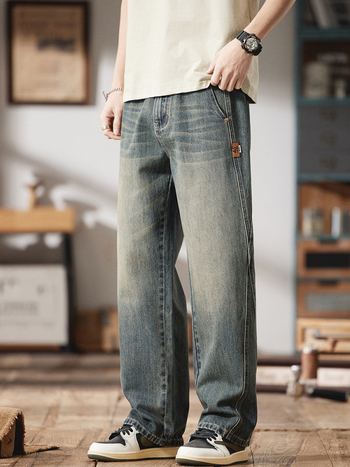 Jeansi bărbătești cu croială dreaptă, lejeră, talie medie, închidere cu fermoar, spălați cu detalii retro