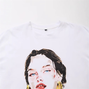 Tricou dama cu imprimă frontală, guler rotund, mâneci scurte, poliester tricot 50–70%