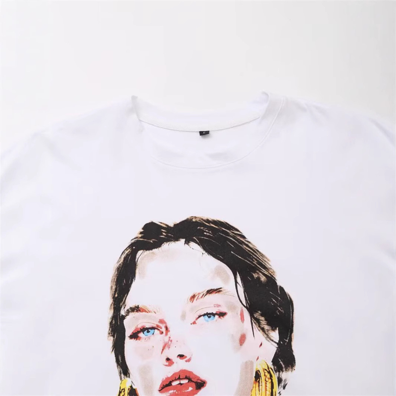 Tricou dama cu imprimă frontală, guler rotund, mâneci scurte, poliester tricot 50–70%