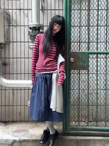Hooded long-sleeve T-shirt s patchwork prugama i asimetričnim dizajnom; uzorak: pruge/šahovnica; tkanina: poliester-elastin mješavina s viskozom (30–50% viskoze).