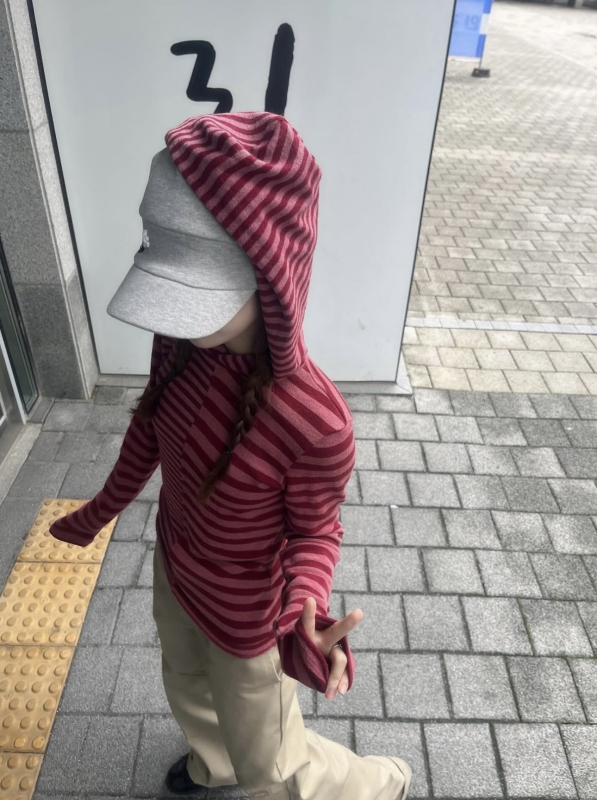 Hooded long-sleeve T-shirt s patchwork prugama i asimetričnim dizajnom; uzorak: pruge/šahovnica; tkanina: poliester-elastin mješavina s viskozom (30–50% viskoze).