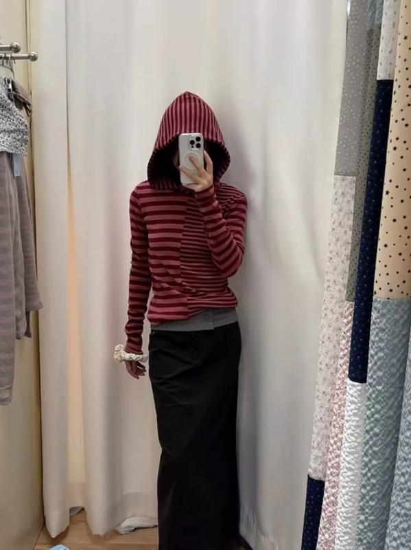 Hooded long-sleeve T-shirt s patchwork prugama i asimetričnim dizajnom; uzorak: pruge/šahovnica; tkanina: poliester-elastin mješavina s viskozom (30–50% viskoze).