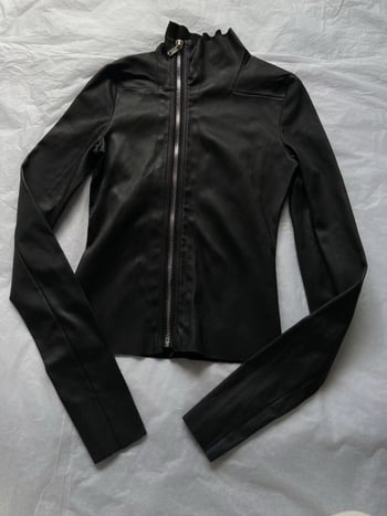 Ženska PU kožna jakna, polu-visoki ovratnik, prednji zip, uski kroj, dugi rukavi