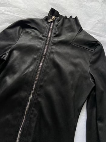 Ženska PU kožna jakna, polu-visoki ovratnik, prednji zip, uski kroj, dugi rukavi