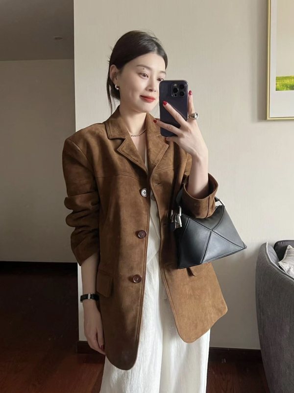 Žensko kožno jakna od velura – street hipster stil, kaubojska inspiracija, U ovratnik, srednja duljina