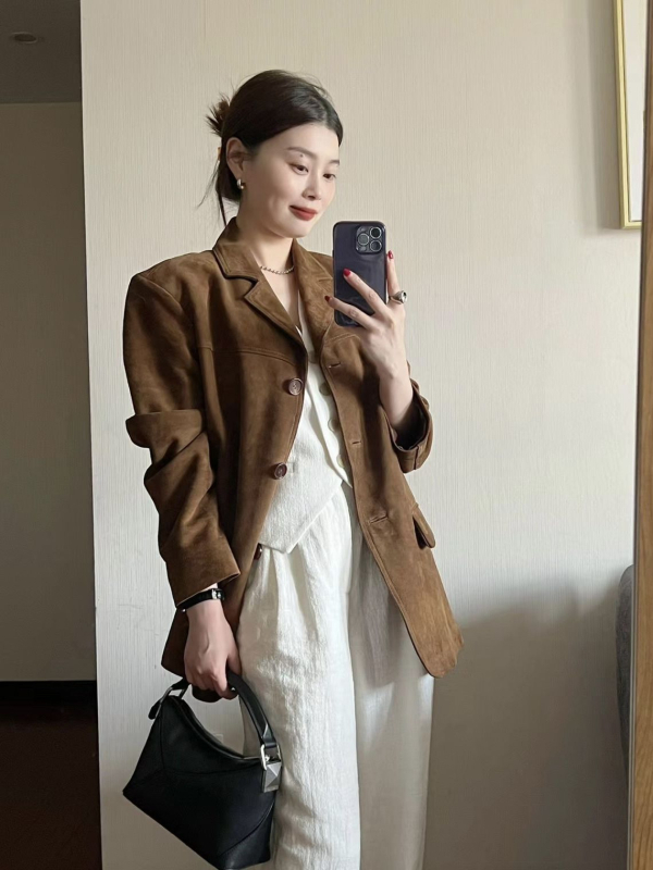 Žensko kožno jakna od velura – street hipster stil, kaubojska inspiracija, U ovratnik, srednja duljina