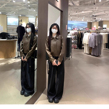 Ženska kratka umjetna kožna jakna, Zima 2025, polo ovratnik, zatvarač, rukavi u princes stilu