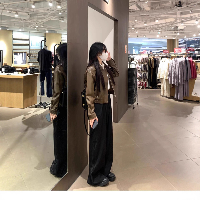 Ženska kratka umjetna kožna jakna, Zima 2025, polo ovratnik, zatvarač, rukavi u princes stilu