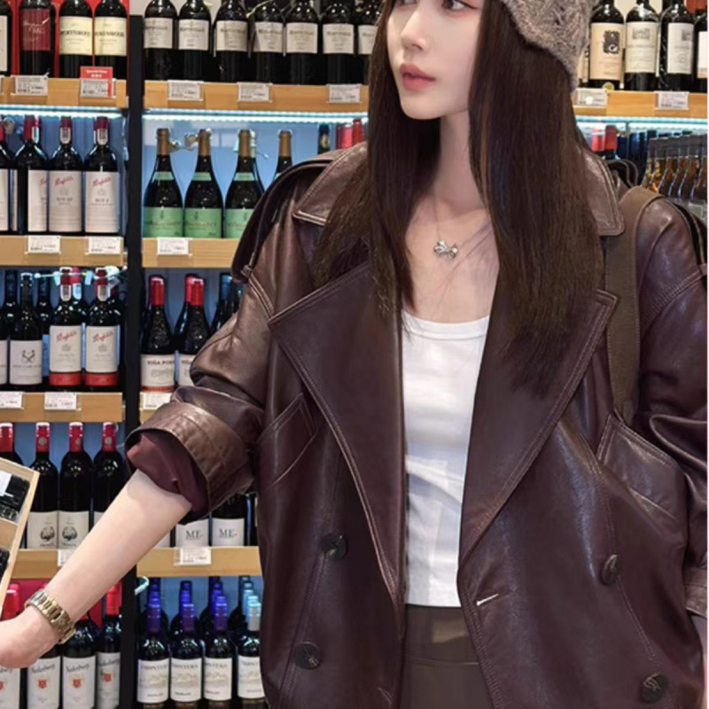 Ženska kožna jakna za motocikle, dugačak kroj, opuštena silueta, halter ovratnik, dugi rukavi s prozračnim krojem, gradski stil