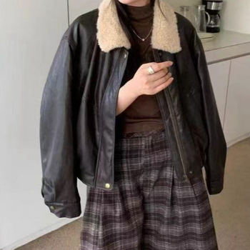 Kožna jakna s punom ispunom, dugački kroj, velur ovratnik s umjetnim krznom, rukavi flutter-slični kroje, korejski retro stil
