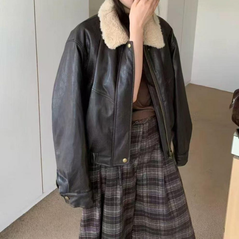Kožna jakna s punom ispunom, dugački kroj, velur ovratnik s umjetnim krznom, rukavi flutter-slični kroje, korejski retro stil
