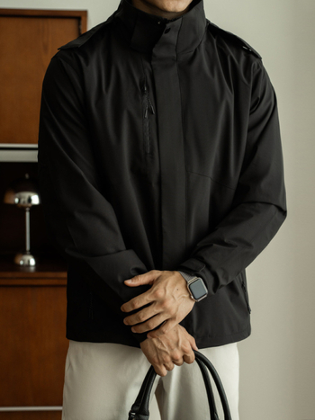 Geacă exterioară funcțională, cu tratament Teﬂon, protecție tripla, guler înalt și fermoar