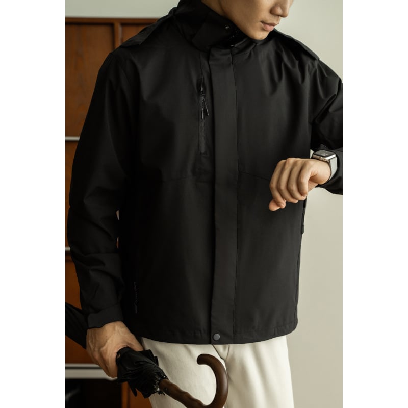 Geacă exterioară funcțională, cu tratament Teﬂon, protecție tripla, guler înalt și fermoar