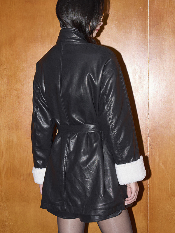 PU kožna jakna sa stojećim ovratnikom i umjetnim krznom na ovratniku, srednje dugački trench coat stil