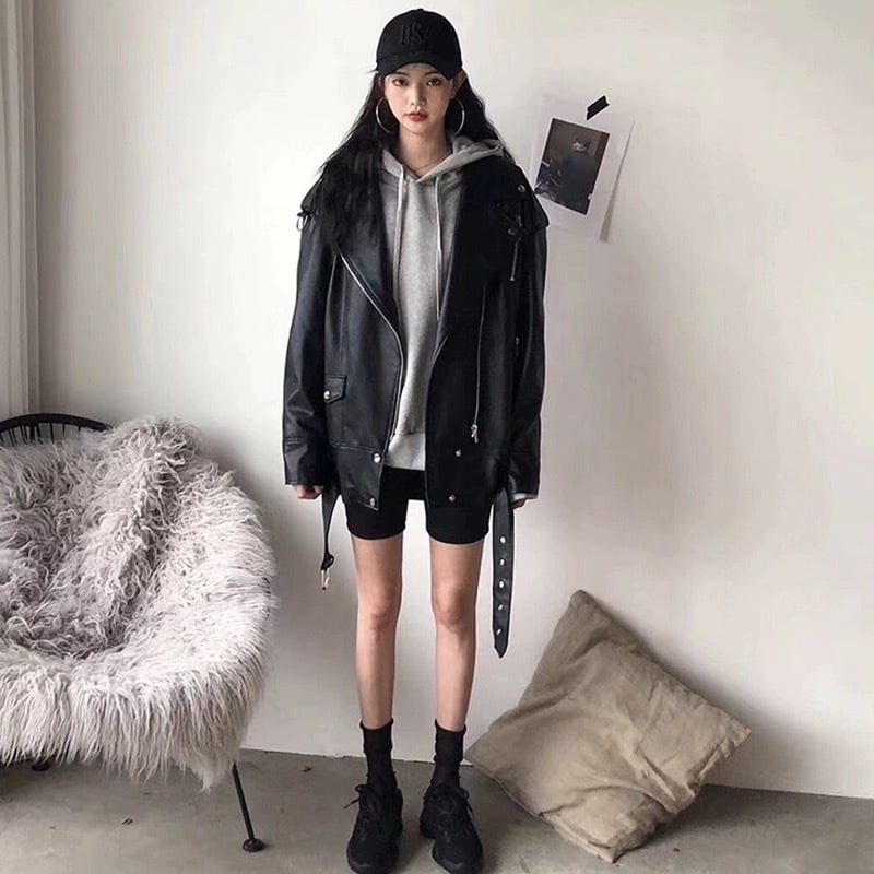 Ženska PU kožna jakna ležernog kroja, srednje duljine, ovratnik tip sakoi, dugi rukavi, gradski stil.