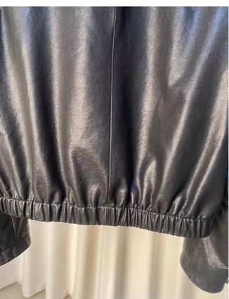 Kožna jakna od ovčje kože s reverom, dugi rukavi, prednje zatvaranje s tri gumba, elegantan gradski stil, jesen 2025